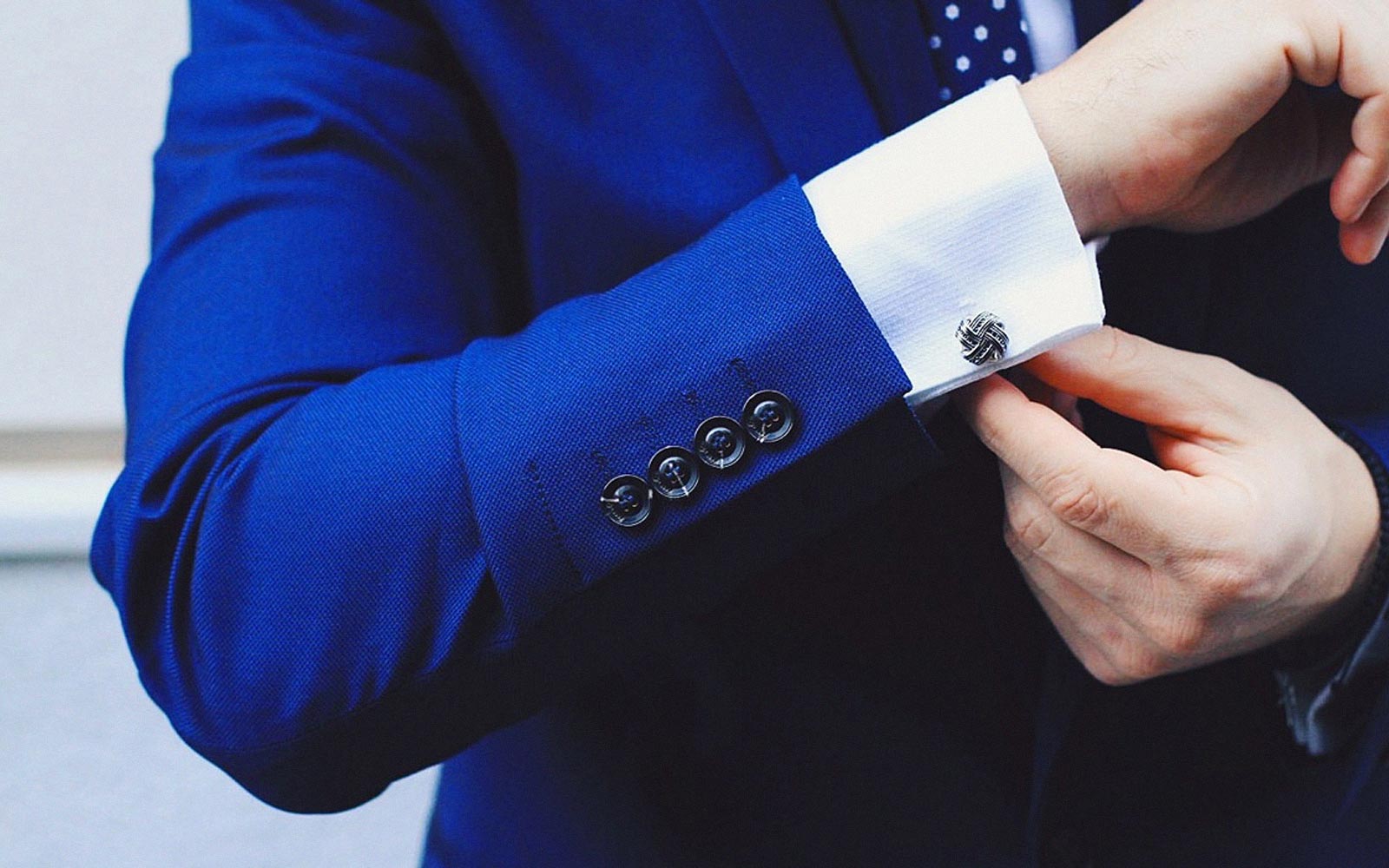 How to pick the right cufflinks for your shirt